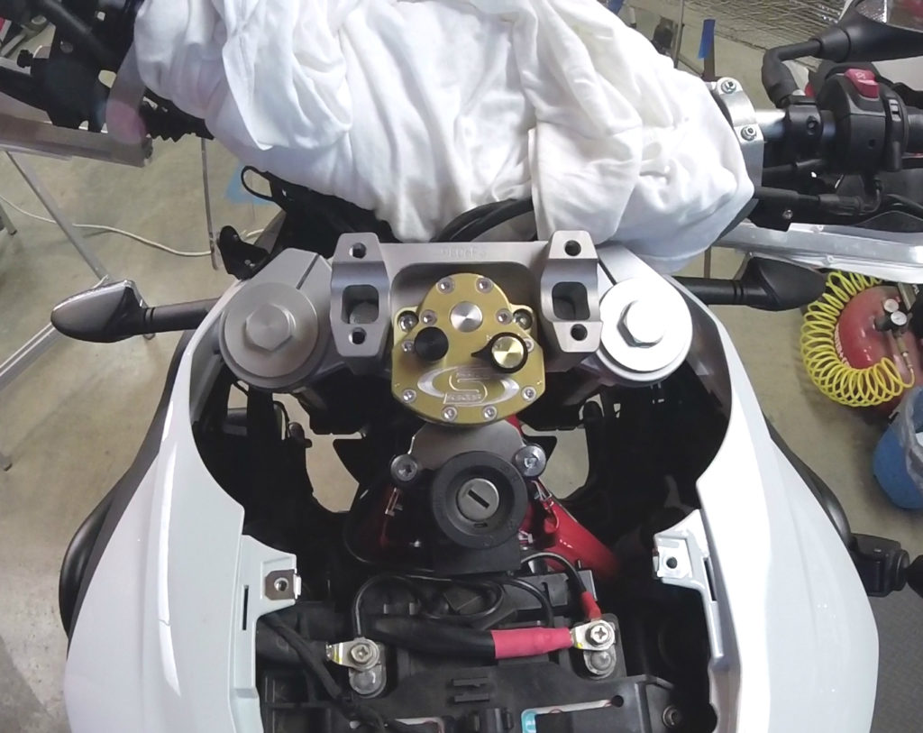 BMW F800GS - Scotts steering damper installation, albe's adv